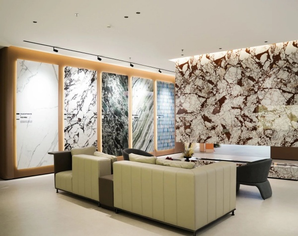 展廳煥新升級壹號瓷磚巖板總部展廳，讓高階審美以極致細節落地